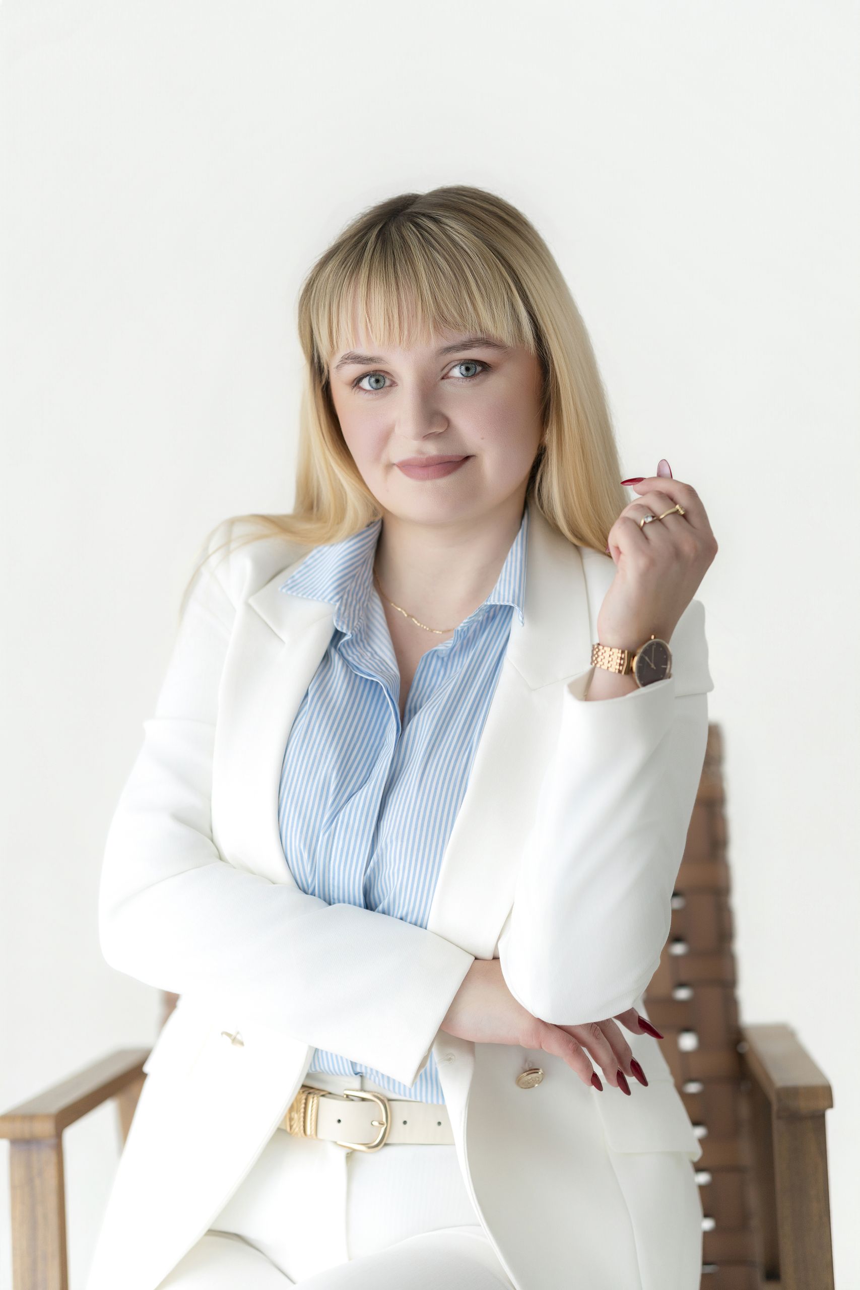 Natalia Szulc w białym żakiecie