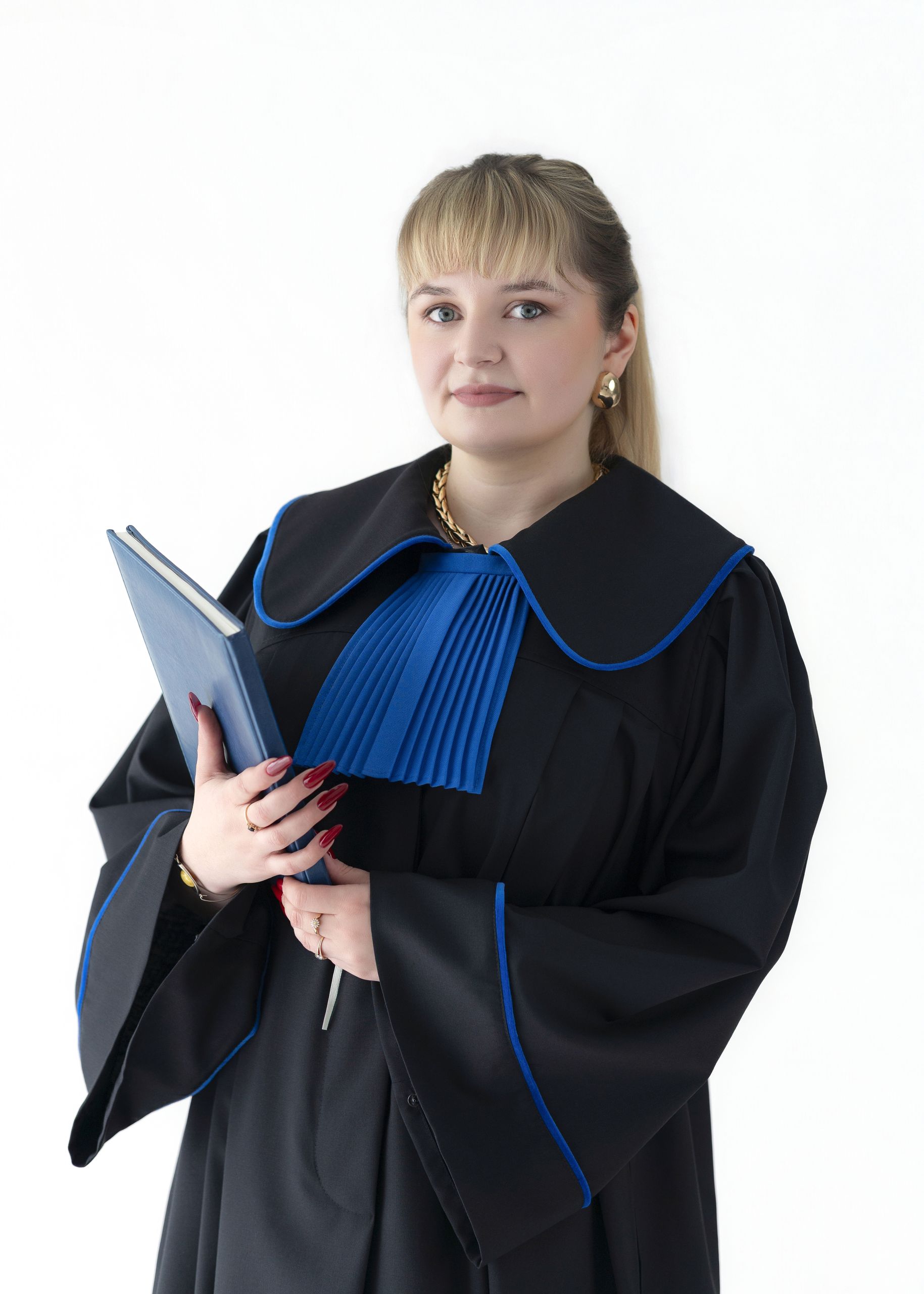 Radca prawny Natalia Szulc w todze z aktami sprawy