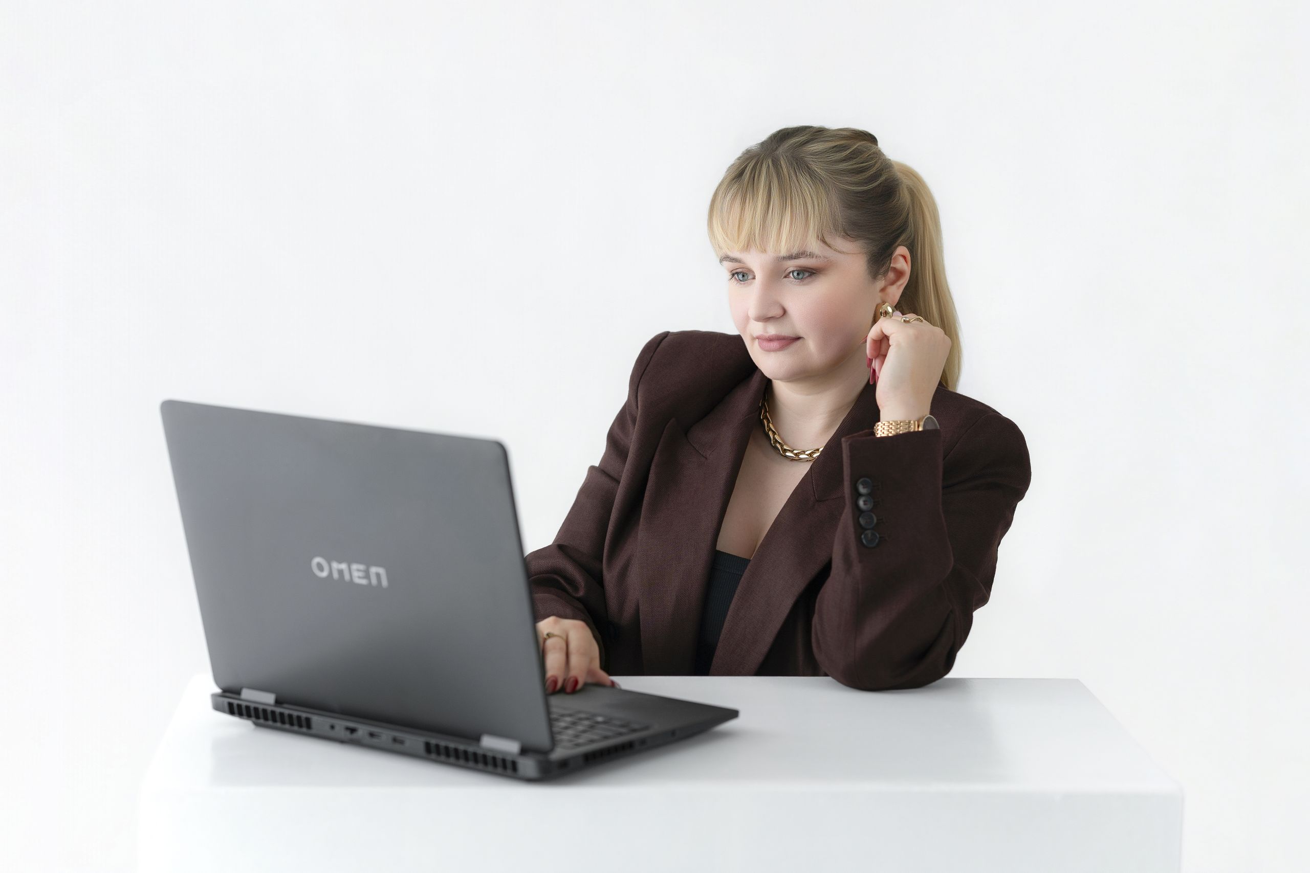 Natalia Szulc podczas konsultacji online przy laptopie